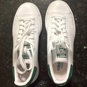 Stan Smith - 6.5 (fits like 7.5)